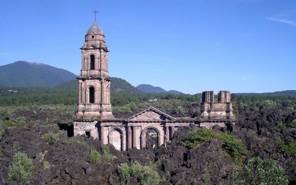 [Video]: La iglesia sepultada por la lava volcánica del volcán Paricutín